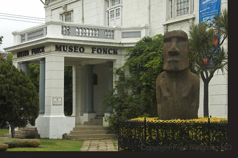 20071221 114150 D2X 4200x2800.jpg - Easter Island Museum. Valparaiso, Chile